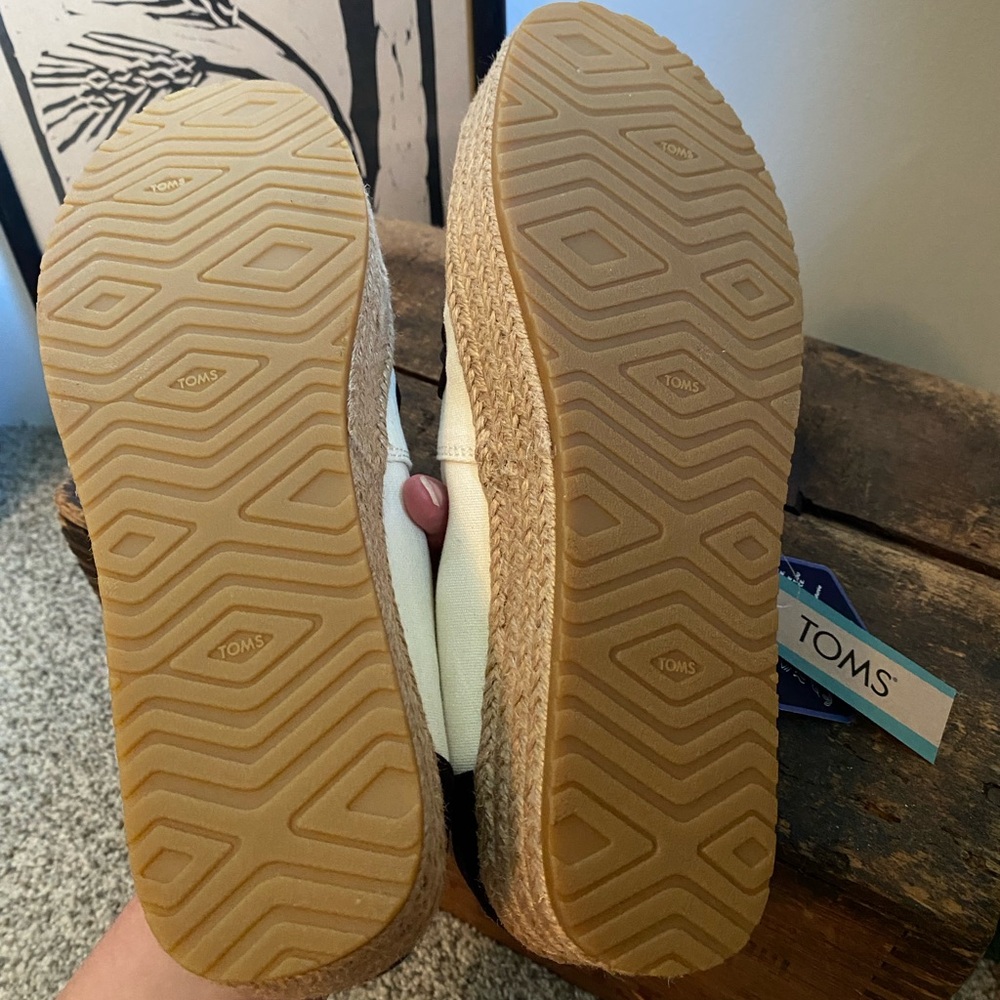 NWT Ladies Toms size 9, espadrilles style - Picture 6 of 6